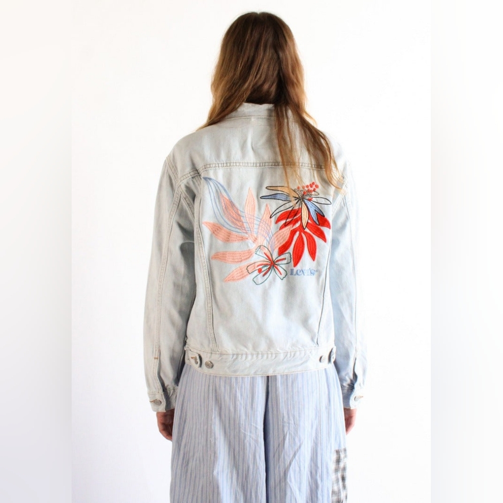 Levi's - Ex-Boyfriend Trucker Jacket Denim with Embroidered Floral Back | Small - Picture 5 of 16